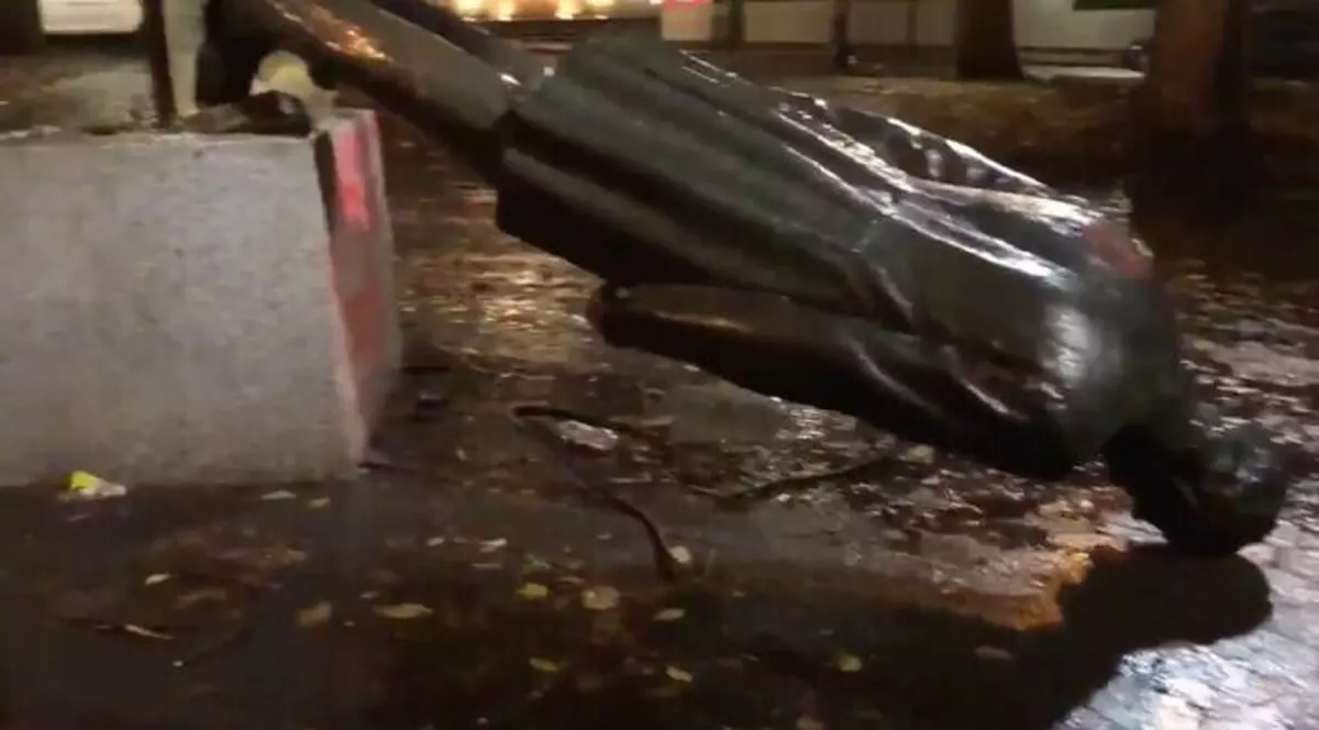 VIDEO | Statuile lui Abraham Lincoln și Theodore Roosevelt din Portland, dărâmate de protestatari de Ziua lui Columb