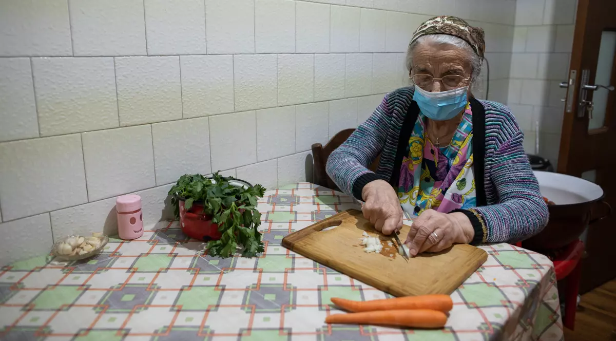 Tanti Oița din Ploiești, stră-străbunica de 96 de ani care s-a vindecat de coronavirus. „Mă visam tăind ceapă”