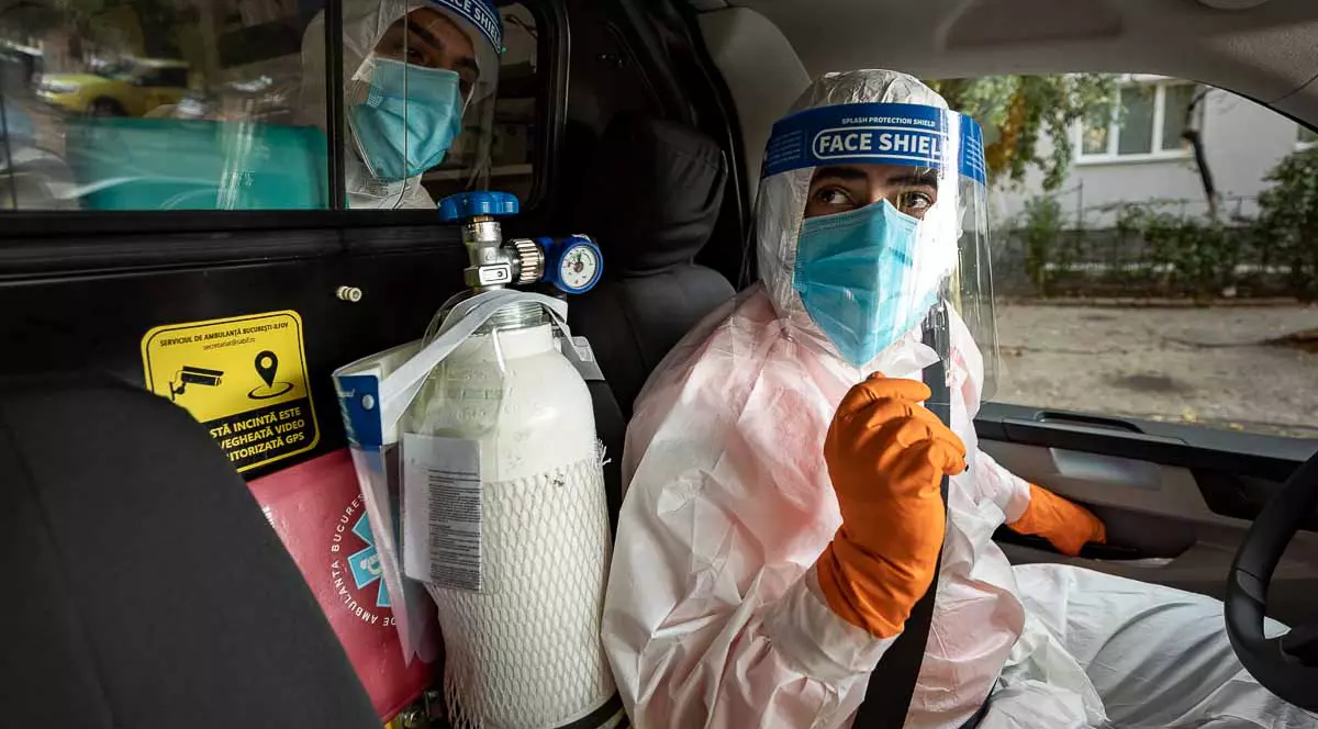 REPORTAJ cu ambulanța în București: echipajele au ajuns să viziteze acasă și câte 30 de pacienți cu COVID pe tură. “Avem nevoie de mai mulți oameni”
