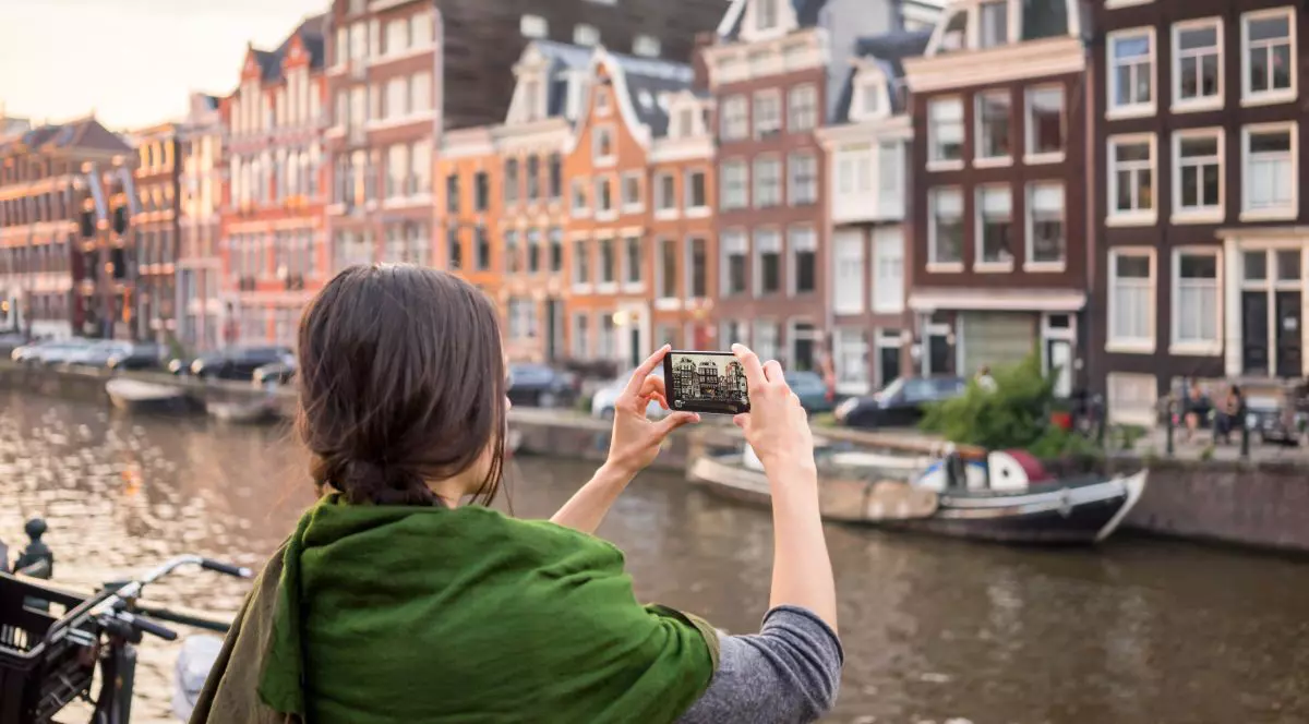 Amsterdam și Helsinki explică cum folosesc Inteligența Artificială în decizii care afectează direct viața locuitorilor: “Algoritmii joacă un rol tot mai important în viețile noastre”