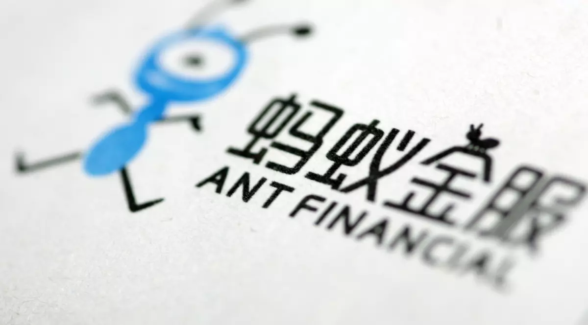 Statele Unite vor să impună sancțiuni împotriva Ant Group, cea mai mare companie de plăți din China. Ant Group ar putea strânge 35 de miliarde de dolari de la investitori în cea mai mare listare pe o bursă din lume. Sigla Ant, cu o furnică albastră și scris cu numele său