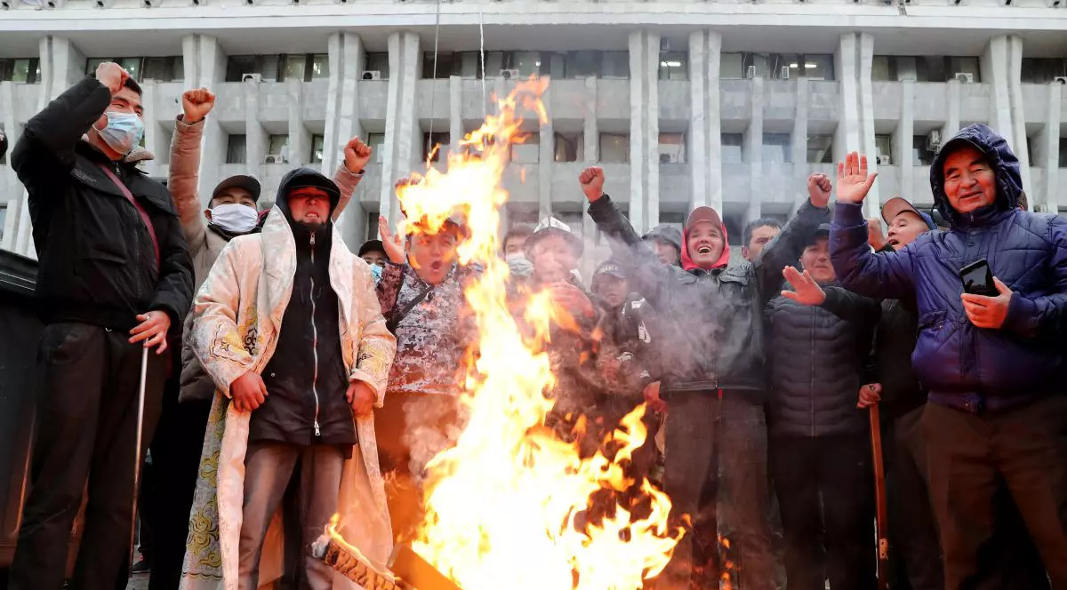 Revoltă-fulger în Kîrgîzstan, țară din sfera de influență a Rusiei: Opoziția anunță că a preluat puterea după un scrutin “fraudat”