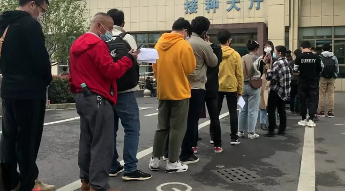Sute de persoane au stat la coadă într-un oraș din China pentru a primi un vaccin experimental anti-COVID