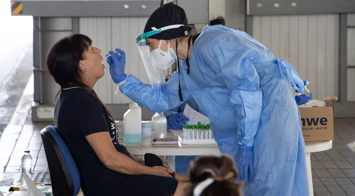 Numărul de cazuri noi urcă iar în București. Capitala conduce topul infectărilor, urmată de Cluj și Timiș