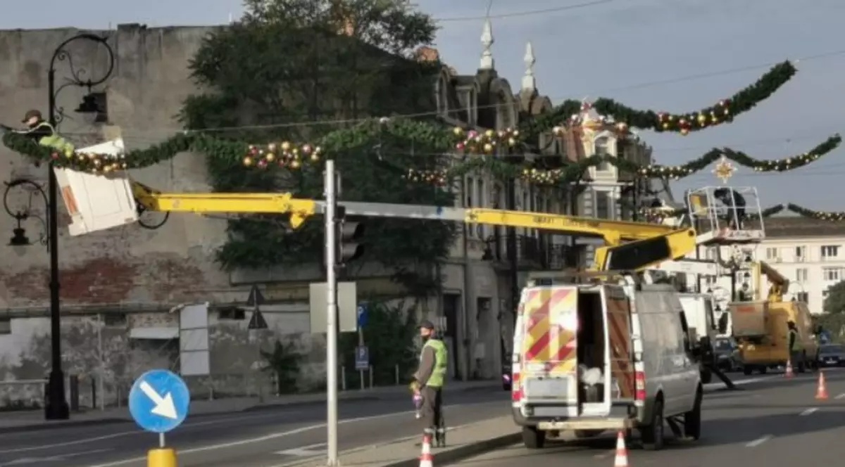 Aflat în scenariul roșu, orașul Craiova montează decorațiunile pentru sărbătorile de iarnă
