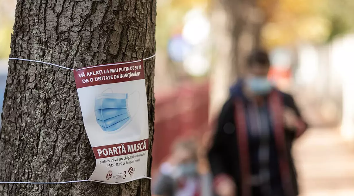 Sute de școli din București, fără marcaje care să anunțe că în preajma lor trecătorii trebuie să poarte mască. Prefectura: „Primăriile riscă sancțiuni”. Cine a rămas „corigent”