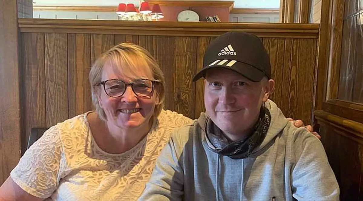 Un celebru youtuber din Marea Britanie a murit de cancer fiindcă nu a primit tratamentul la timp, din cauza carantinei impuse de autorități