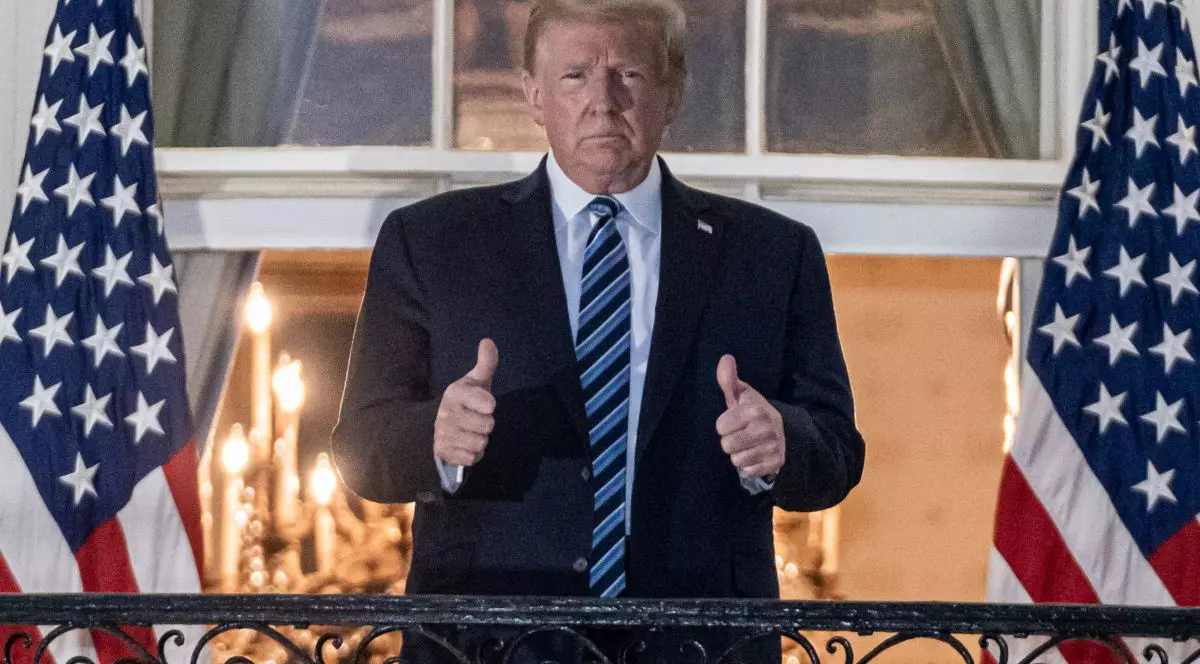 Medici: “Trump pare a fi singurul om de pe planetă care a primit acest tratament COVID. Cei 210.000 de americani morți nu au avut acces la așa ceva”