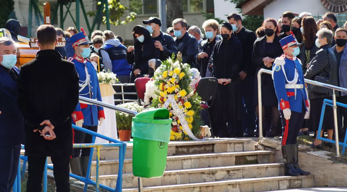 Sute de persoane au participat la înmormântarea fostului primar din Călăraşi Daniel Drăgulin, răpus de COVID-19