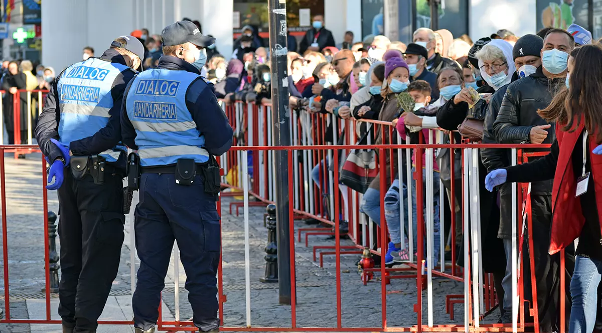 FOTO | Cum a fost slujba de Sfânta Parascheva la Iași: Între apelul Mitropolitului Teofan la respectarea măsurilor sanitare și conflicte cu jandarmii: “Nu ne puteți lua credința!”