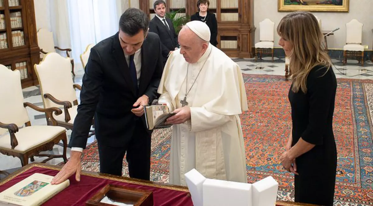 FOTO | Papa Francisc, din nou fără mască în cadrul unei întâlniri cu premierul spaniol. Nici Pedro Sanchez nu a purtat-o