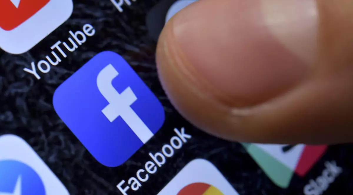 Valoarea Facebook a depășit o mie de miliarde de dolari. Aplicația Facebook pe un smartphone
