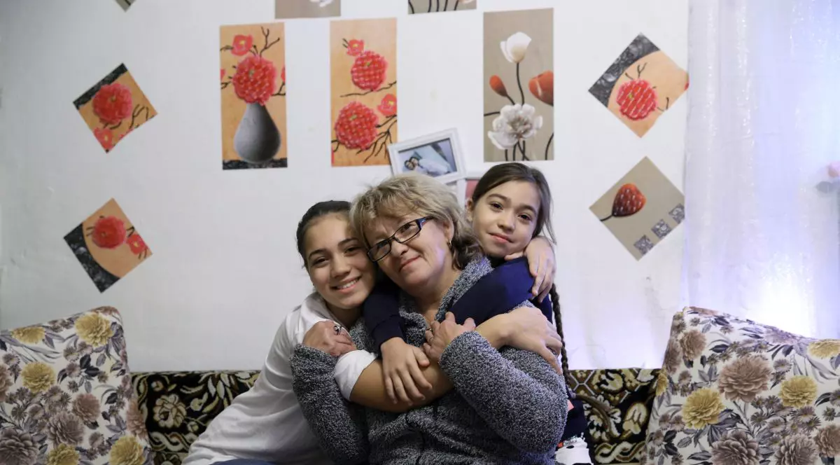 Școala în pandemie văzută de cei nebăgați în seamă: O femeie de serviciu de la o școală din Rahova își crește singură nepoatele