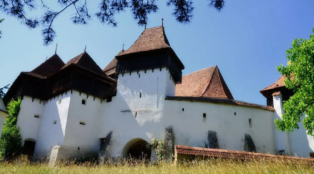 Anunţ amuzant de angajare în Viscri: “Nu e totul chiar ca-n pozele de pe Instagram, dar noi n-am pleca de-aici nicăieri”