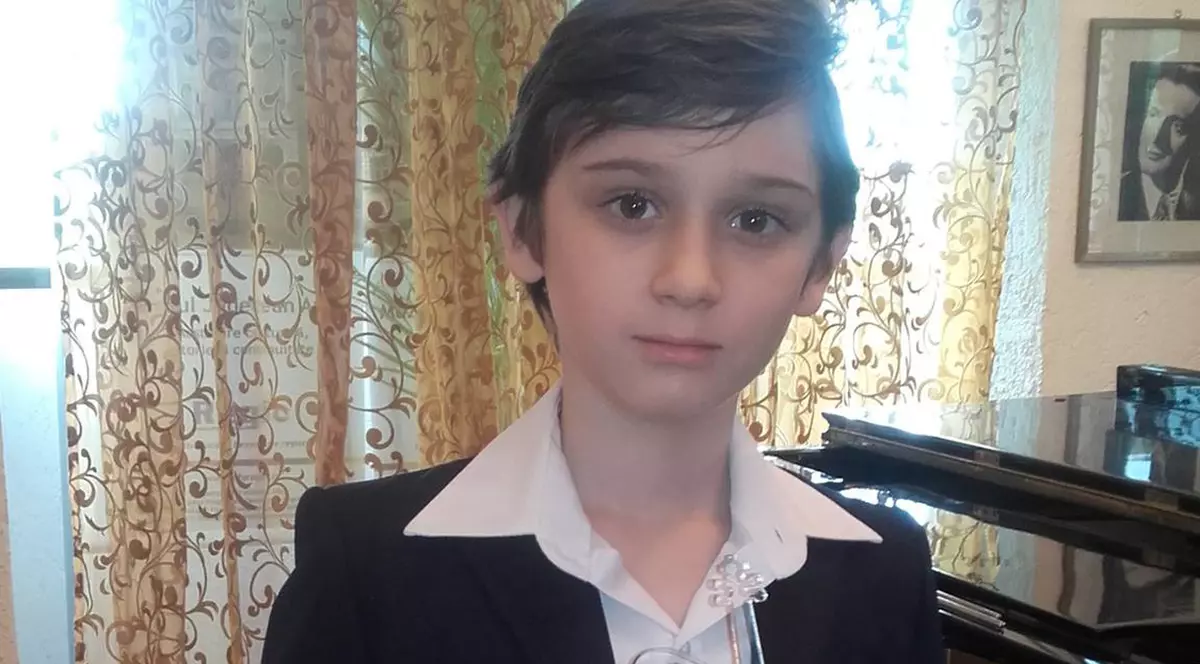 [Excelență la 14 ani] Valențiu Grigorescu, pianist cu vise mari, își găsește împlinirea în muzică (Publicitate)