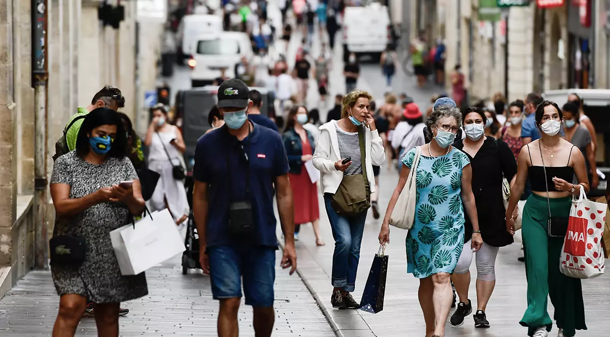 Franța extinde restricțiile anti-COVID, după ce a înregistrat 41.000 de cazuri într-o zi