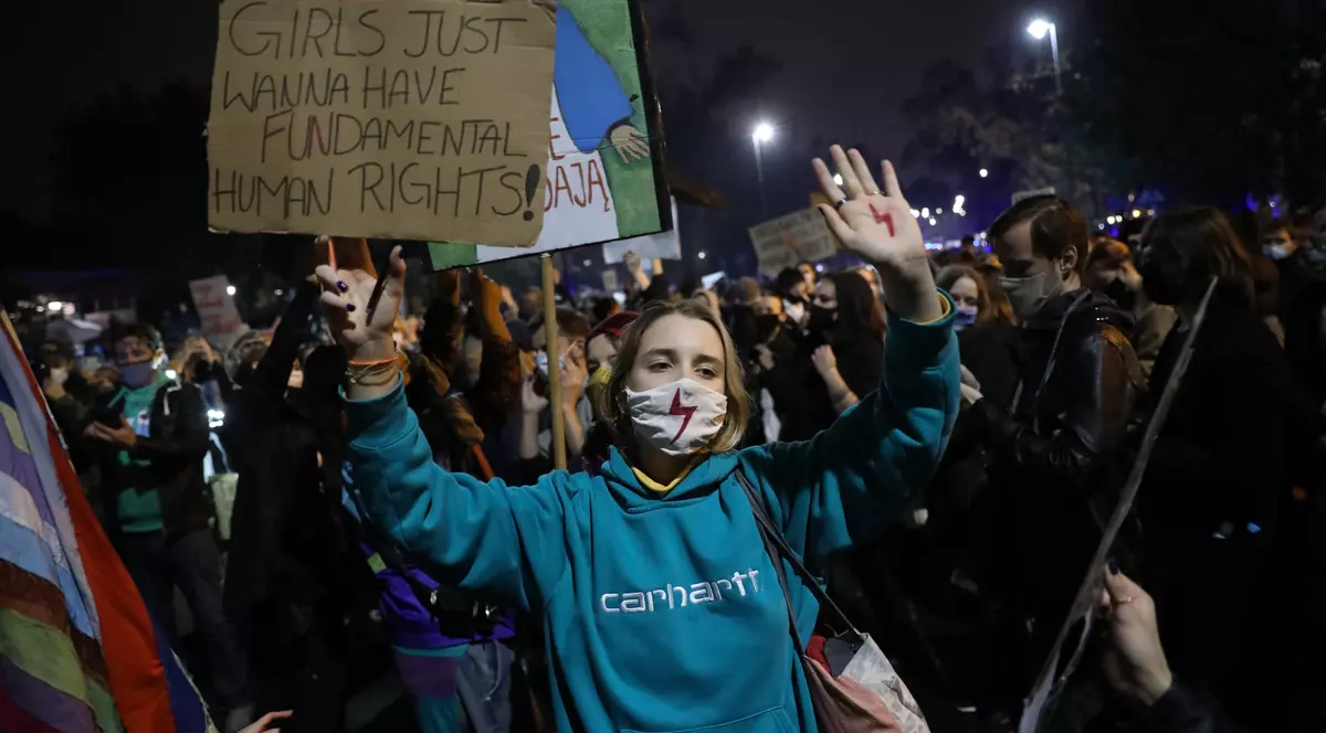 Câteva mii de oameni au ieșit pe străzile din Varșovia să protesteze față de decizia Tribunalului Constituțional de a interzice aproape complet avorturile. 23 octombrie 2020. Fotografie via EPA-EFE/LESZEK SZYMANSKI