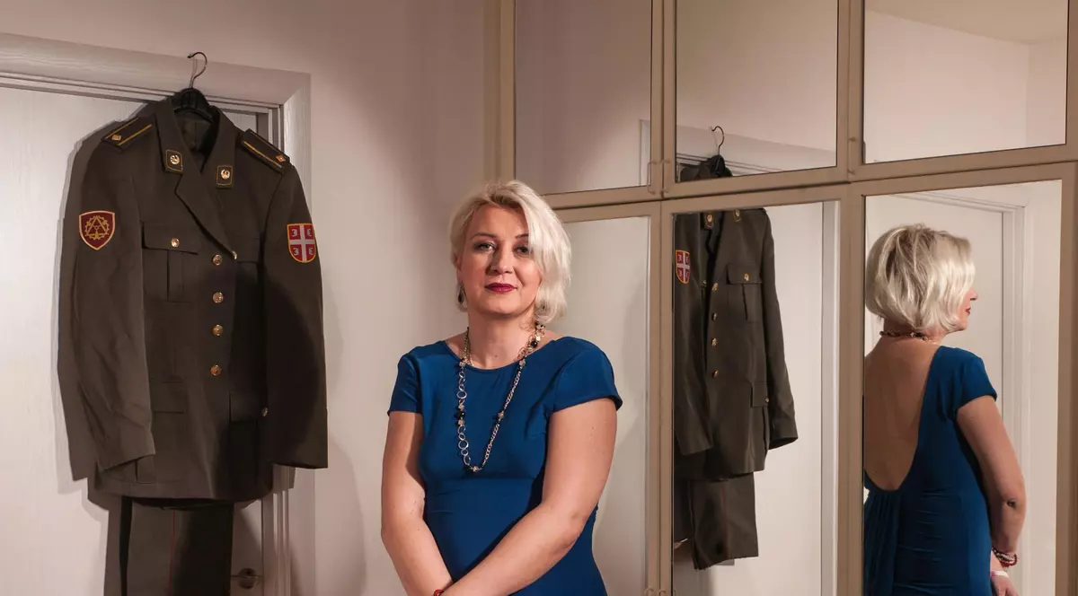 Povestea generalului din armata sârbă prins pe stradă în haine de damă, care și-a asumat și a făcut tranziția de la bărbat la femeie
