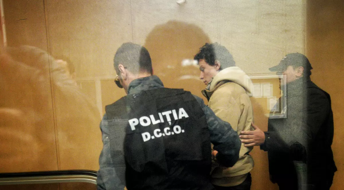 Doi bărbați din Dâmbovița, reținuți pentru trafic de minori, după ce au pus o tânără de 17 ani să se prostitueze