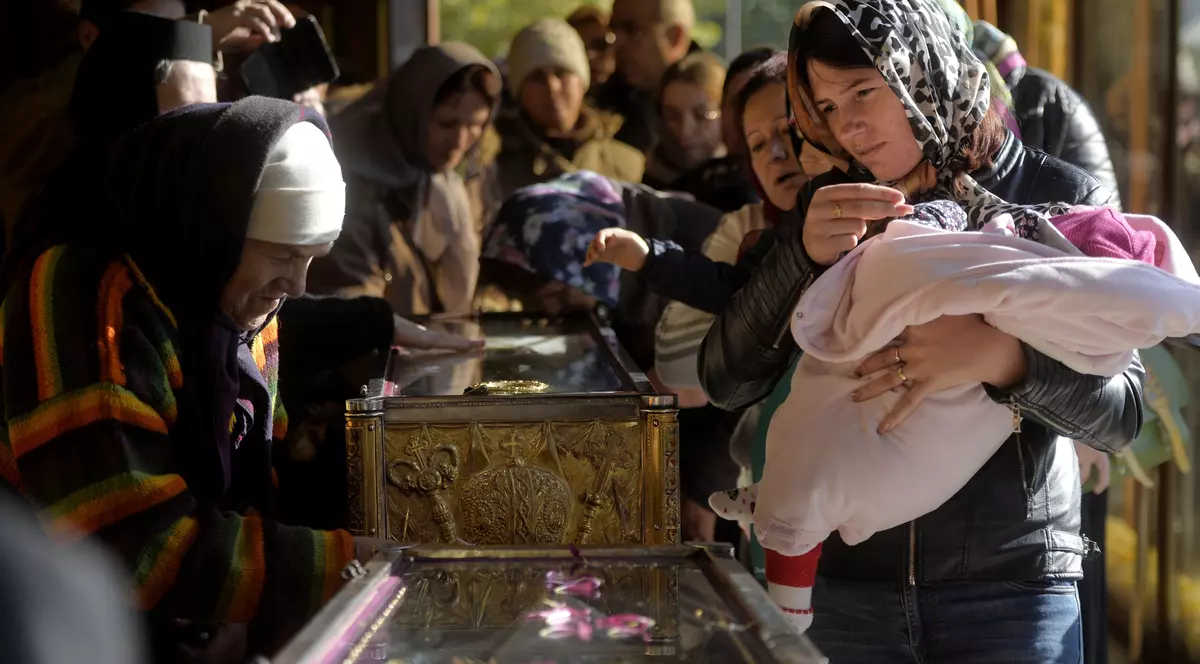 Purtător de cuvânt al Mitropoliei Moldovei, despre pelerinajul de Sf. Parascheva: „Este greu să le spui acum oamenilor să nu atingă racla sau să nu se închine”