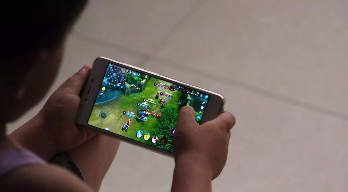 Un copil de 12 ani a făcut infarct și a murit după ce a stat pe un joc video ore în șir