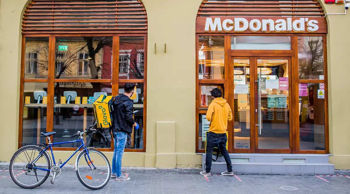 Cine-i reprezintă pe biciclistul Glovo, pe angajații pe salariul minim, pe casieri și casierițe?