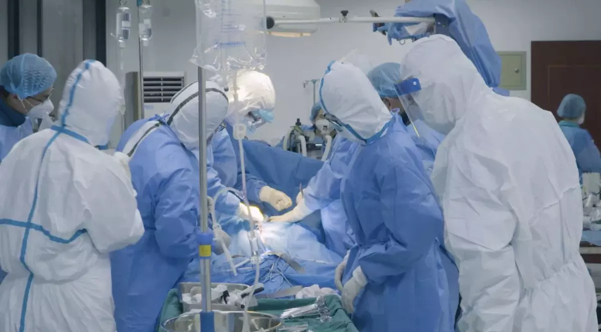 O echipă de medici din Târgu Mureș a reușit reconstrucția piciorului unei fetițe de 9 ani. Copila fusese lovită de un camion în timp ce mergea cu bicicleta