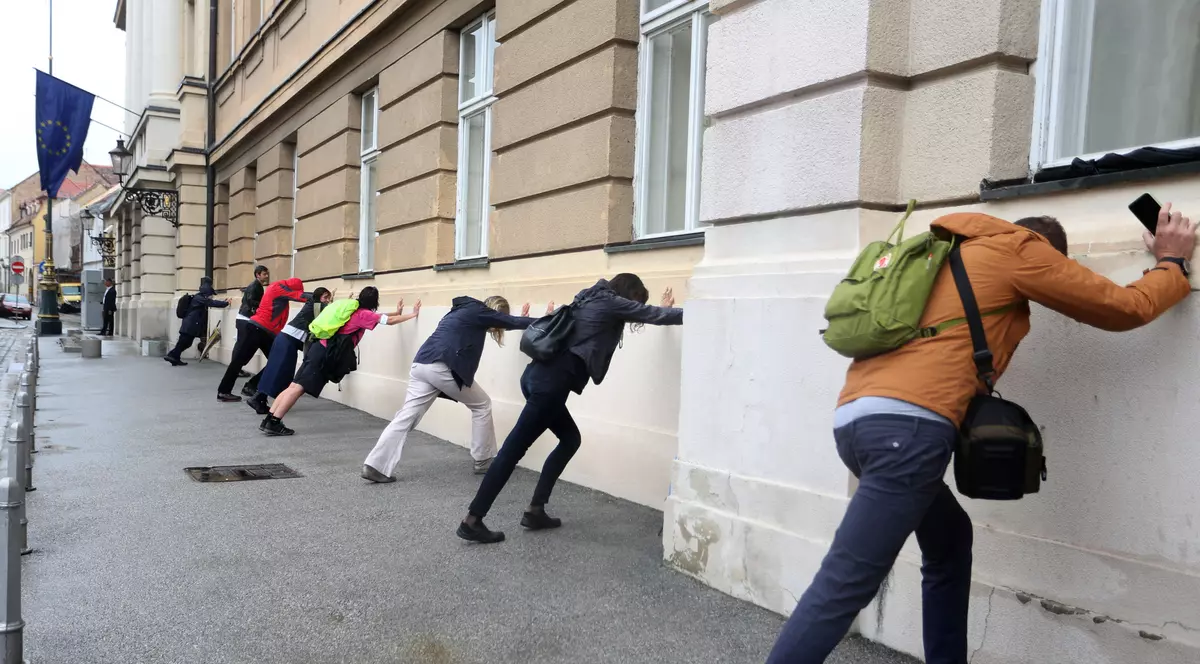 Un bărbat a tras cu mitraliera în fața sediului guvernului croat. Ulterior, a fost găsit fără suflare