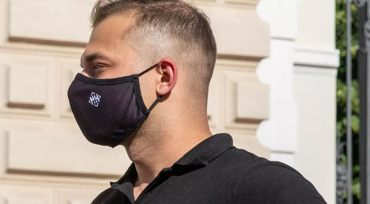 Masca de protecție devine obligatorie în toate spațiile publice din Polonia