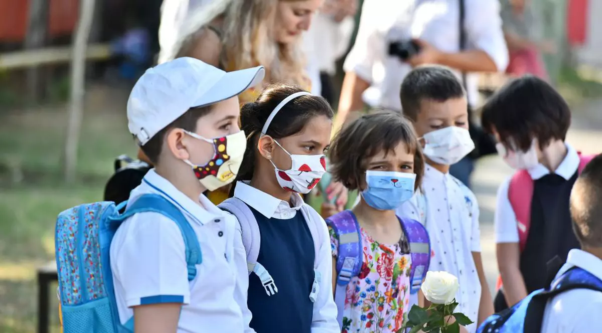 VIDEO Radiografia primei luni de școală în pandemie: Sute de școli în scenariul roșu, dascăli care-și pierd vocea vorbind online și elevi încă fără tablete