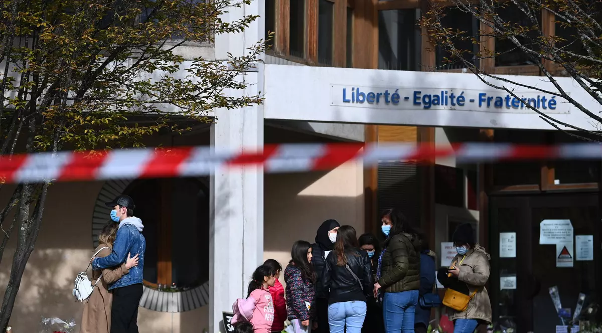 Teroristul care a decapitat un profesor francez i-ar fi plătit pe elevi pentru a-l identifica pe acesta