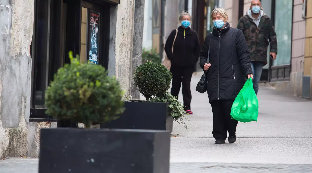 Masca, obligatorie în spațiile deschise din Bistrița. Se închid și localurile, și sălile de jocuri de noroc