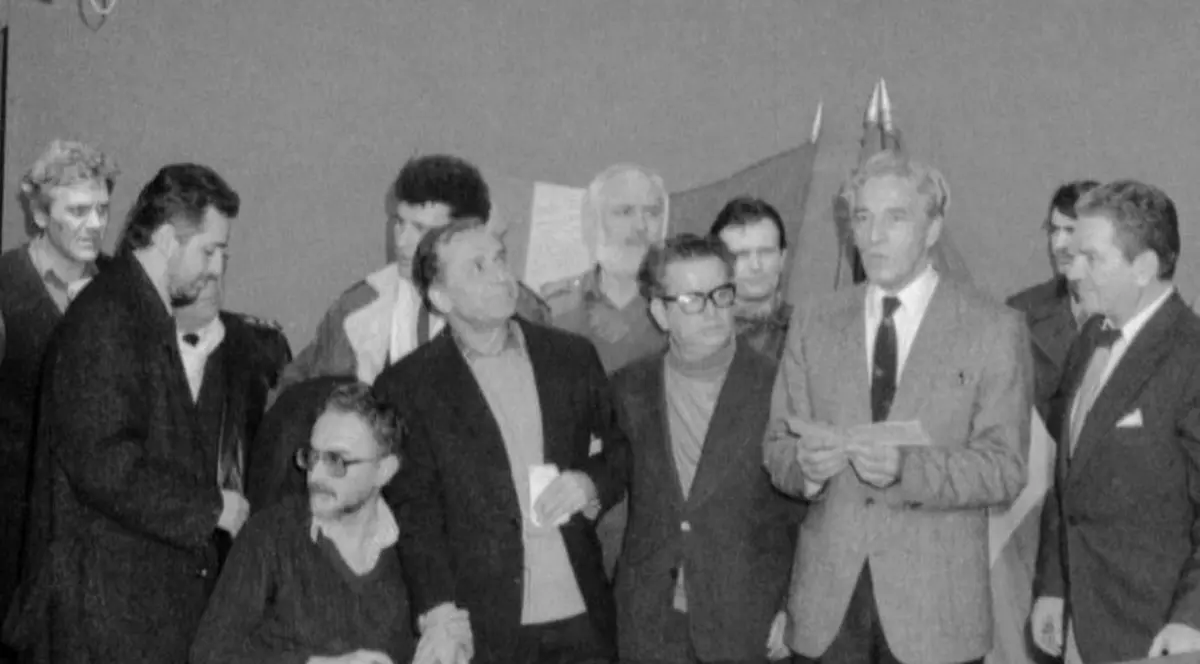 Ion Iliescu si Gelu Voican Voiculescu (in spatele lui), la TVR, in timpul Revolutiei din 1989. Foto: Agerpres