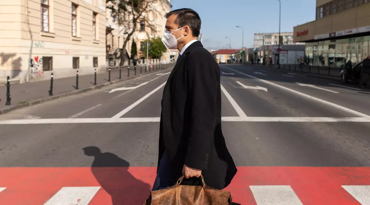 REPORTAJ | În prima zi, noul primar al Braşovului, Allen Coliban, le-a dat emoţii funcţionarilor: ”Da’ nu ne schimbaţi programul, nu?”