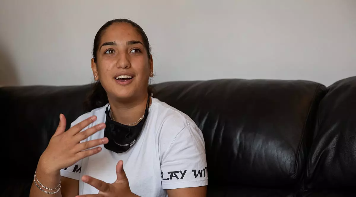 “Sunt romă, dar obișnuiam să fiu rasistă”. Povestea unei tinere actrițe din Ferentari căreia teatrul i-a schimbat viața