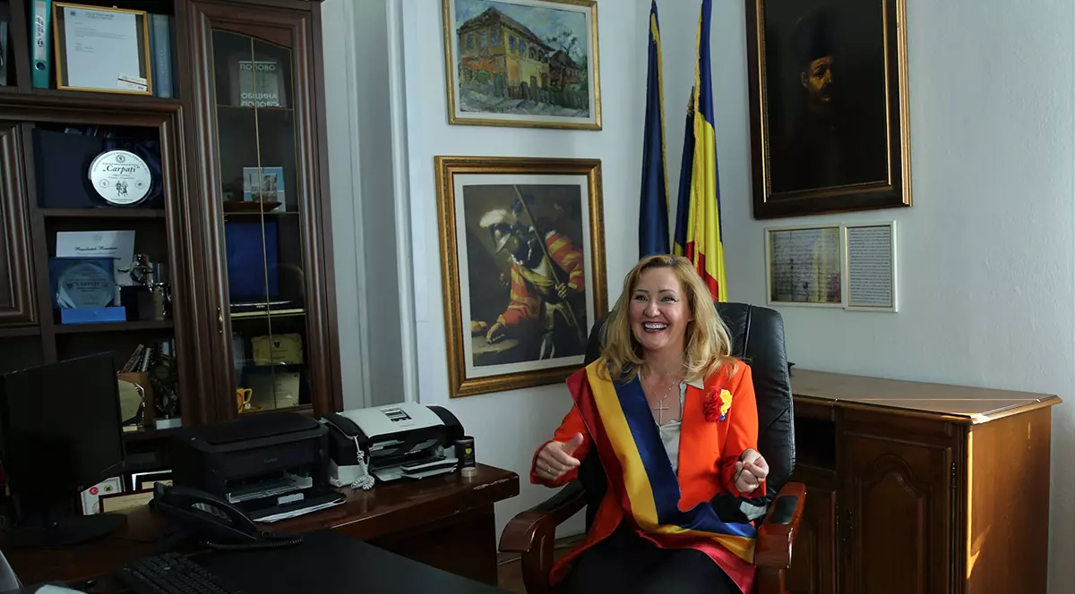 Prima zi a Elenei Lasconi ca primăriţă în Câmpulung. Șampanie, ameninţare cu sinuciderea, servere lipsă şi panică în birouri. “Doamne, totul e atât de sinistru!”