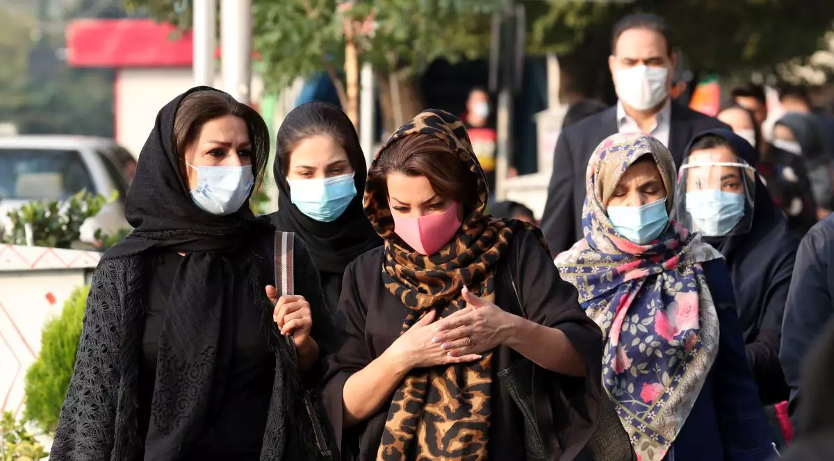 Prima țară lovită de al treilea val de COVID, cel mai mortal, este în pragul unui colaps economic. Iranul acuză SUA de “crime împotriva umanității”