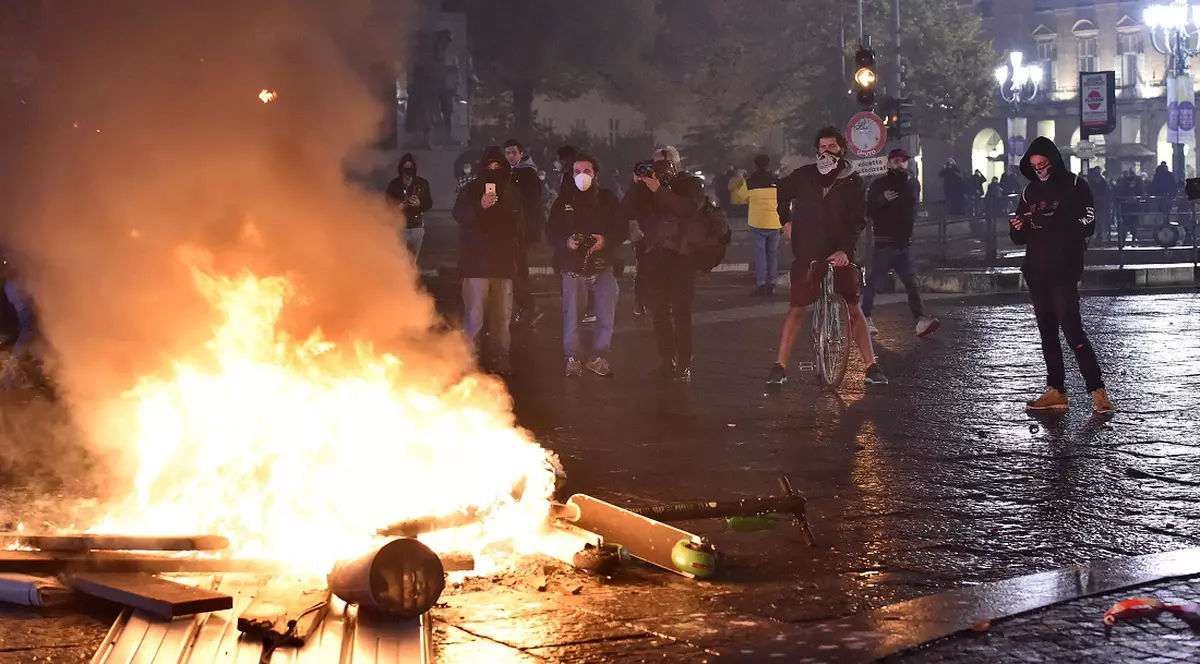 Violențe în mai multe orașe din Italia, la protestele față de măsurile anti-COVID