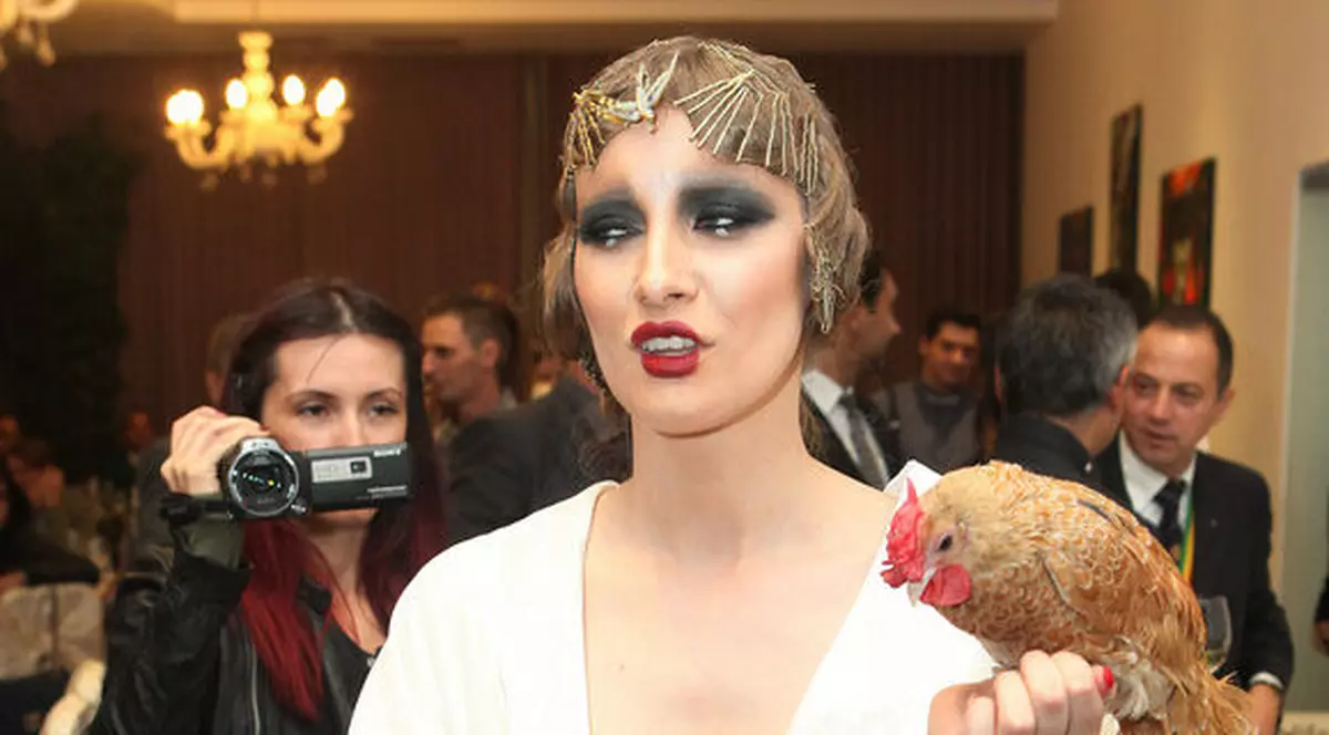 Iulia Albu, atacată de Lino Golden, fiul “adoptiv” al lui Alex Velea. “Îi iau găina și o fac aripioare”