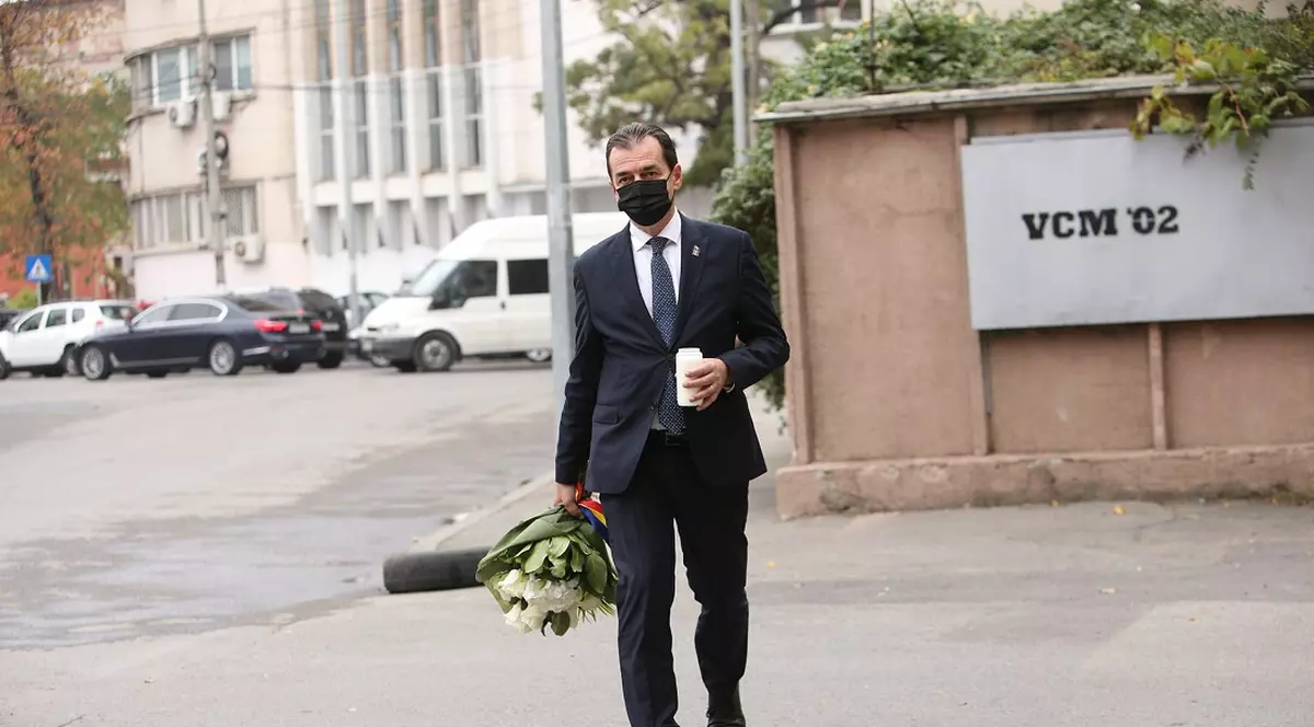VIDEO | Ludovic Orban a depus un buchet de flori în memoria victimelor de la Colectiv