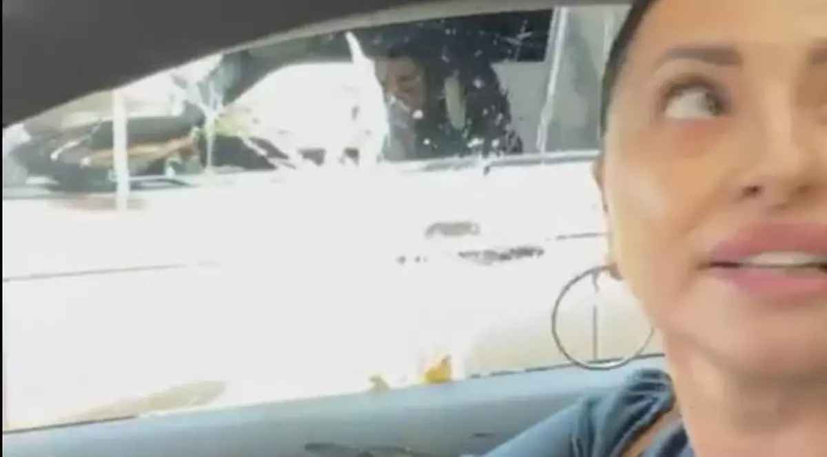 VIDEO | Patroană de hotel din Mamaia, amendată pentru că a filmat din mașină când a fost atacată cu ouă de un interlop