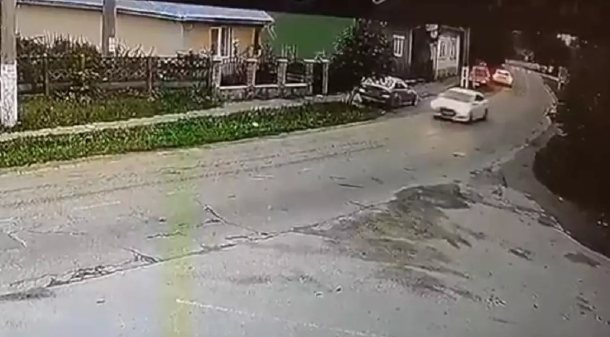 Video. Tentativă de răpire a unei eleve de 12 ani. Agresorii au încercat să o ia pe sus pe minora dintr-o localitate din Bistriţa-Năsăud