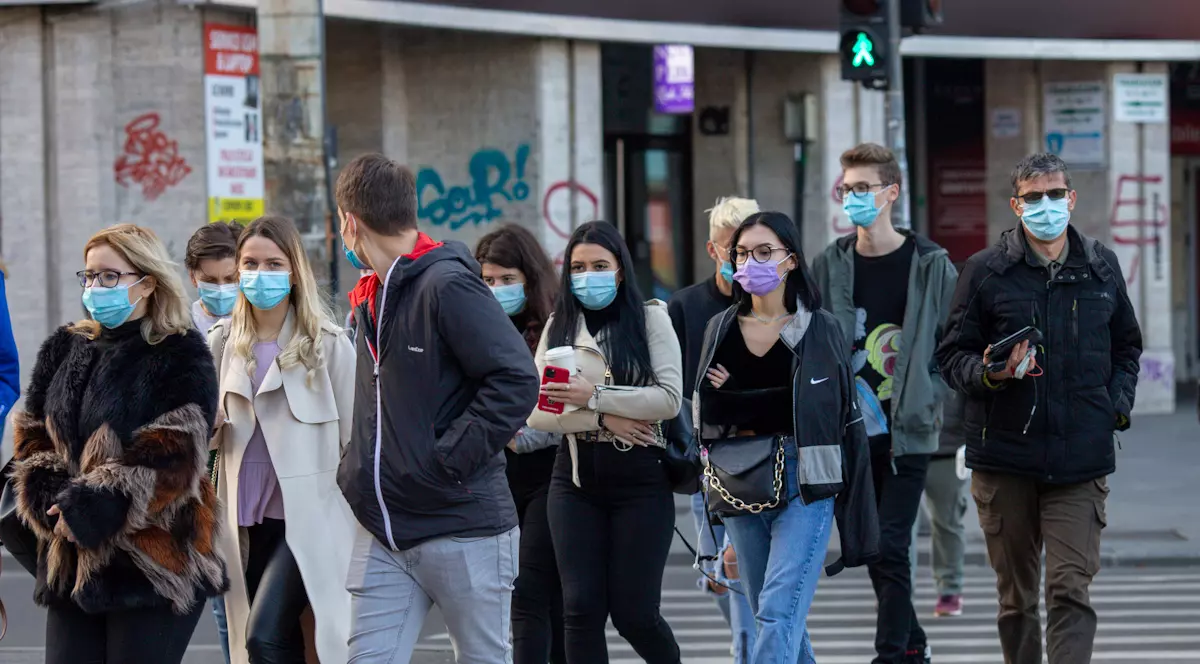 Surprizele unui studiu internațional. Românii mai predispuși să creadă în conspirațiile despre COVID sunt cei cu studii superioare