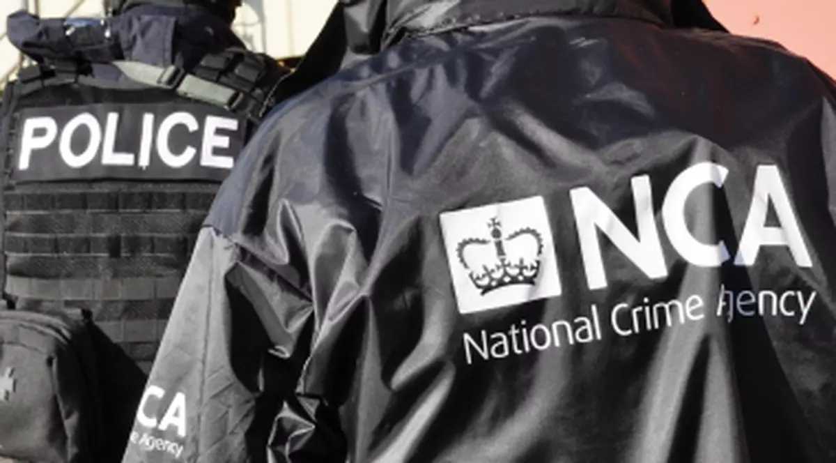 Un bărbat pe care polițiștii călare l-au ținut legat cu o frânghie cere despăgubiri de 1 milion de dolari