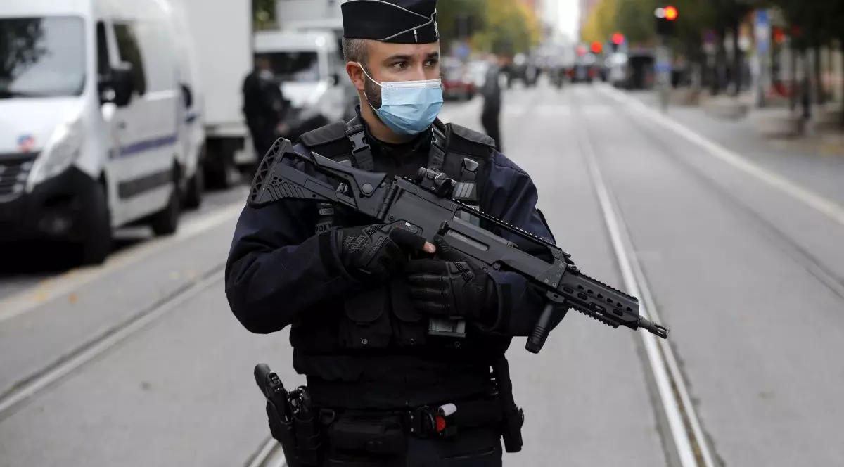 Țintă a trei atacuri diferite în doar câteva ore, Franța crește alerta teroristă la cel mai înalt nivel