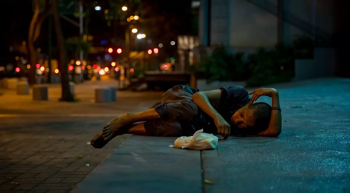 Povestea incredibilă a unui bărbat din Venezuela. Și-a închis afacerea din cauza pandemiei, iar acum gătește cinci zile pe săptămână pentru oamenii străzii