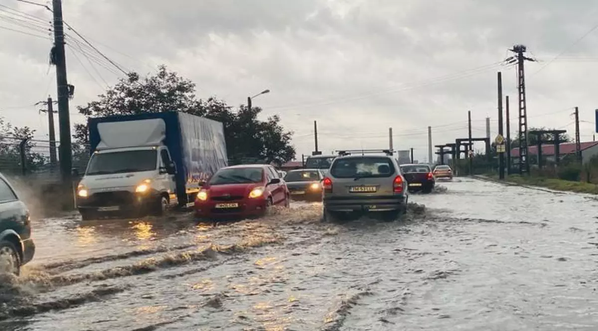 VIDEO | Furtuni puternice și grindină în Satu Mare. Străzi inundate și trafic blocat în Timișoara