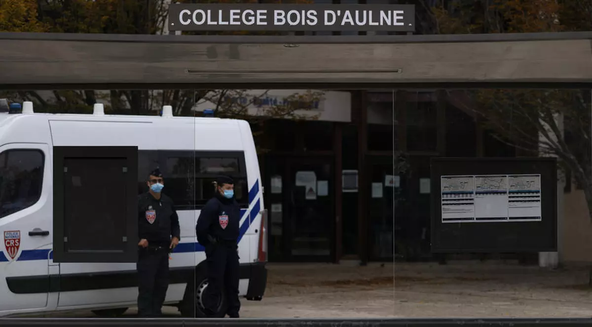 Teroristul care l-a decapitat pe profesorul francez le-a cerut elevilor săi să-l identifice. Noi detalii în atacul care a șocat Franța