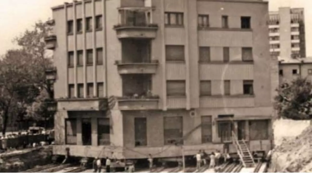 35 de ani de la cea mai lungă translare. Un bloc din București a fost mutat, cu oamenii în el, 63 de metri