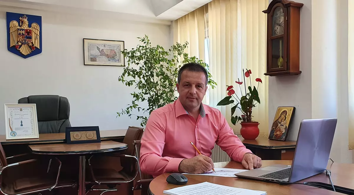 Primarul Brăilei, după decizia care elimină obligativitatea purtării măştii în oraş: “Fără mască în Brăila!!! Decât o viață slugă, mai bine 4 ani vultur!!!”